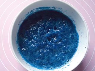 5、玫瑰花馒头,搅拌均匀就变成蓝色的啦，好神奇吧。