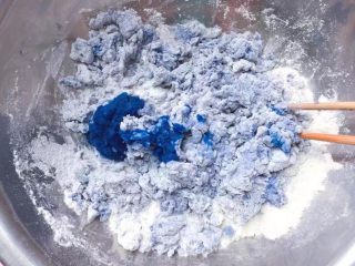 6、玫瑰花馒头,来和面团：将面粉和酵母粉、白糖放入盆中拌匀，加入紫甘蓝汁，边加边用筷子搅拌成絮状。