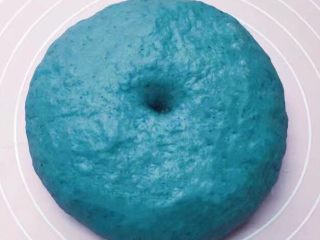 8、玫瑰花馒头,这是发酵好的样子，体积2倍大，手指戳一个洞，洞口，不回缩不变形。