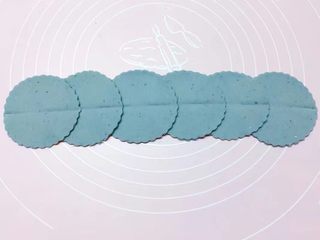 11、玫瑰花馒头,中间用筷子按压一下。