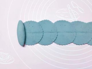 12、玫瑰花馒头,搓一根小圆柱做花心。