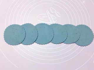 10、玫瑰花馒头,然后用圆形模具压出圆饼状，6个一组间隔系的摆放好。