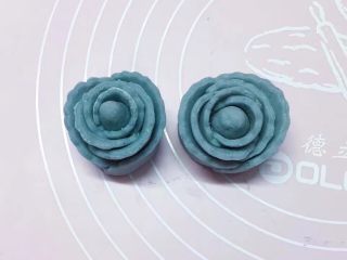 15、玫瑰花馒头,再稍微整形下，就成两朵玫瑰花啦。