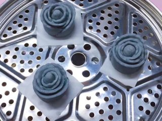 16、玫瑰花馒头,做好的玫瑰花馒头不需要二次发酵，直接上锅蒸制，上汽后蒸18分钟左右，关火焖3分钟即可。