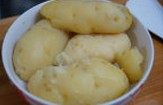1、土豆海鲜批萨,土豆洗净后，放入蒸锅蒸熟后，去皮