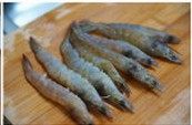 2、土豆海鲜批萨,鲜虾剪去须、脚和虾线，洋葱，青椒，火腿肠切丁