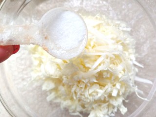 3、凉拌白菜海蜇皮,放一点点盐，抓一下，抓出水，