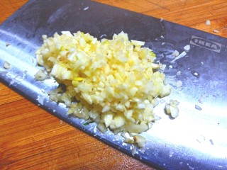 8、凉拌白菜海蜇皮,剁成蒜泥