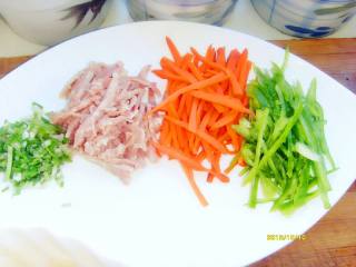 1、芝士培根鸡蛋脆饼,材料切丝备用