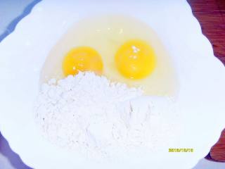 3、芝士培根鸡蛋脆饼,放入高筋粉