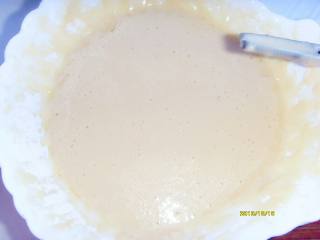 4、芝士培根鸡蛋脆饼,放入盐搅拌均匀静至十分钟