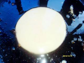 5、芝士培根鸡蛋脆饼,热锅刷油关火摊入蛋糊整理好形状