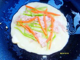 6、芝士培根鸡蛋脆饼,40秒之内依次放入培根～胡萝卜～青椒～小葱