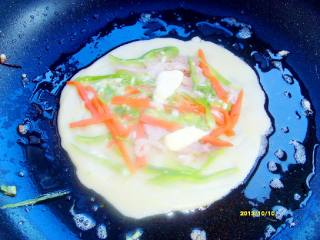 7、芝士培根鸡蛋脆饼,开中心火放人芝士条或者奶酪～黄油都可以