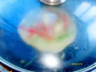 8、芝士培根鸡蛋脆饼,盖上盖子煎至面饼底部焦脆～上面芝士融化