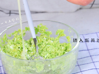 1、牛油果鸡蛋三明治,加入些蛋黄沙拉酱调味。拌匀后，牛油果鸡蛋酱就做好了。沙拉酱不仅口感好，还起到粘合各食材的作用。