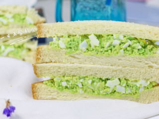 2、牛油果鸡蛋三明治,也可以做成口袋三明治带出门吃。