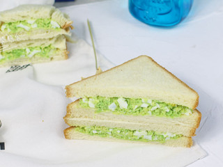 3、牛油果鸡蛋三明治,有了主食、蛋类、水果，再配一杯蔬菜豆浆，完美早餐就搞定啦，10分钟轻轻松松做好一家人早餐吧。