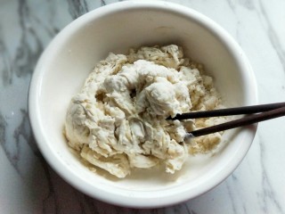 2、香甜玉米粒披萨,炒加入温水一边用筷子搅成絮状。