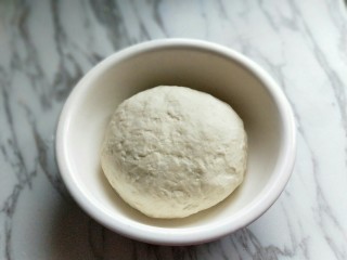 3、香甜玉米粒披萨,揉成面团，盖上盖子进行发酵。