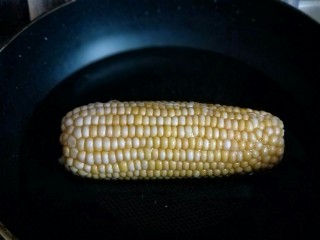 4、香甜玉米粒披萨,将甜玉米煮熟。