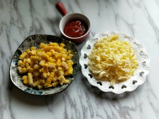 6、香甜玉米粒披萨,配料准备完成。
