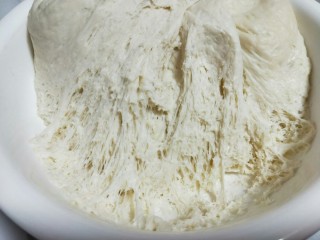 7、香甜玉米粒披萨,发酵好的面团，全部是蜂窝眼。