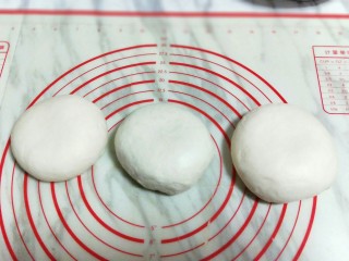 8、香甜玉米粒披萨,将面团分成3等份。