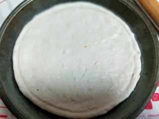 9、香甜玉米粒披萨,用擀面杖，好擀出磨具一样大的饼底，我的8寸披萨盘。用叉子扎满洞洞，防止饼皮烤的过程中，中间凸起。放入烤箱进行二次发酵约10分钟左右。