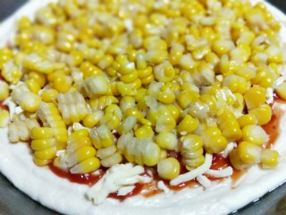 11、香甜玉米粒披萨,再将煮熟的玉米粒放在上面。