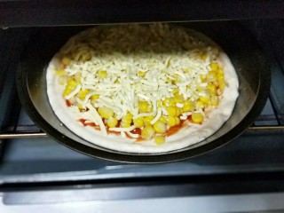 12、香甜玉米粒披萨,撒上一层马苏里拉芝士。烤箱190度预热5分钟，披萨盘放入烤箱中层的烤网上，烤20分钟，注意观察颜色，(可以根据自家烤箱温度另定时间和温度。)