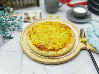 13、香甜玉米粒披萨,戴上隔热手套，取出脱模。