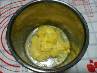 1、柠檬饼干,黄油提前软化。