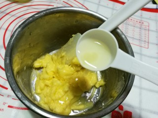 4、柠檬饼干,柠檬汁倒入黄油里。