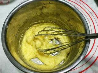 6、柠檬饼干,黄油和柠檬汁混合均匀。