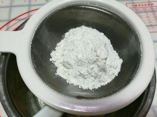 7、柠檬饼干,将低筋面粉筛入搅拌好的黄油糊中。