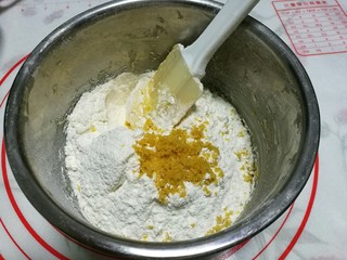 8、柠檬饼干,接着将柠檬皮屑放入。