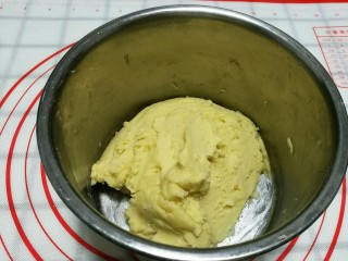 9、柠檬饼干,用橡皮刮刀拌匀成面团。