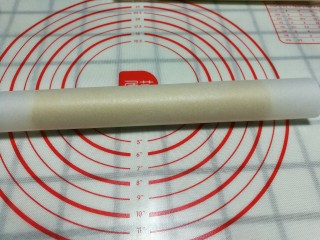 11、柠檬饼干,将滚好的面团放在油纸上卷好，放入冰箱冷冻，变坚硬。