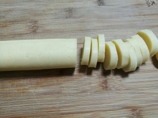 12、柠檬饼干,取出冻硬的面团，用刀切成均匀的薄片。