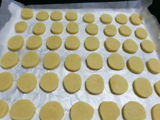 13、柠檬饼干,放在烤盘上。