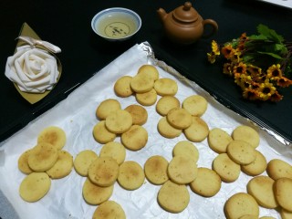 15、柠檬饼干,饼干表面金黄即可出炉。