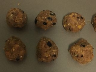 4、网红咸蛋黄肉松青团,分成20克一个的小团。