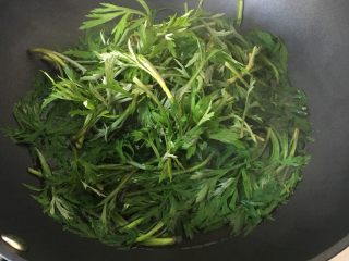 5、网红咸蛋黄肉松青团,艾草加少量水放锅中煮开冷到常温。