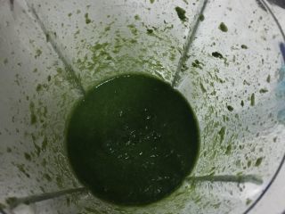 6、网红咸蛋黄肉松青团,艾草和煮艾草的水一起放入料理机打成酱汁。