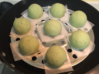 8、网红咸蛋黄肉松青团,包入咸蛋黄肉松馅料。