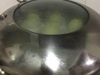 9、网红咸蛋黄肉松青团,上锅大火蒸13分钟左右。