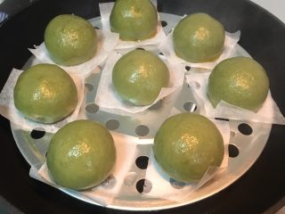 10、网红咸蛋黄肉松青团,出锅。