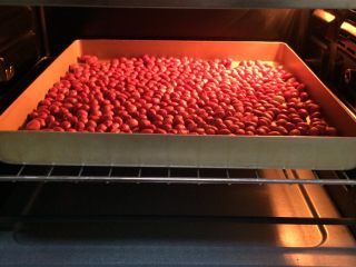 2、奥利奥花生牛轧糖,花生用水冲洗下，沥干水分，放入烤箱中层，150度烤约20分钟。