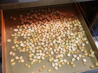 3、奥利奥花生牛轧糖,烤完后把花生去皮，继续放在烤箱内70度保温备用。